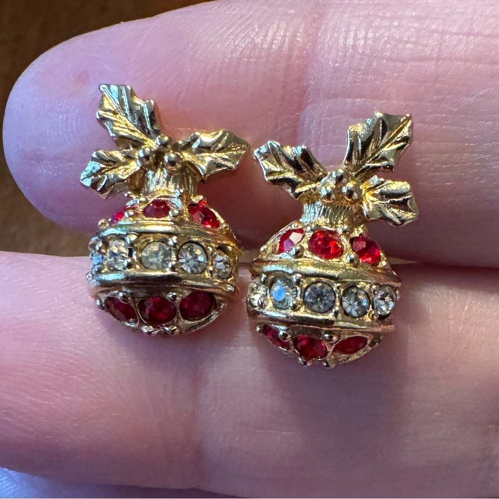 Avon vintage ornament pierced earrings, EUC. Gold tone w/red & white stones.